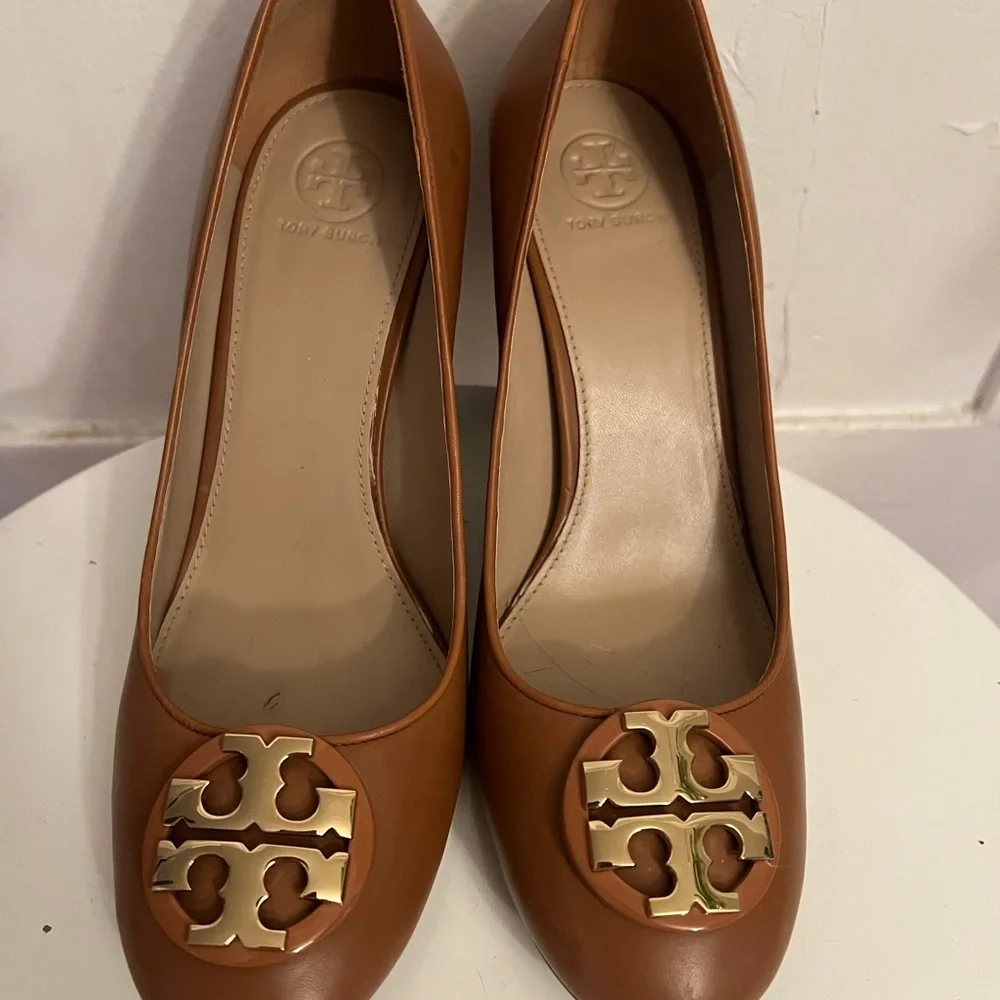 Tory Burch Janey style heel in calf leather. Size 9. Like new condition. - Picture 2 of 6
